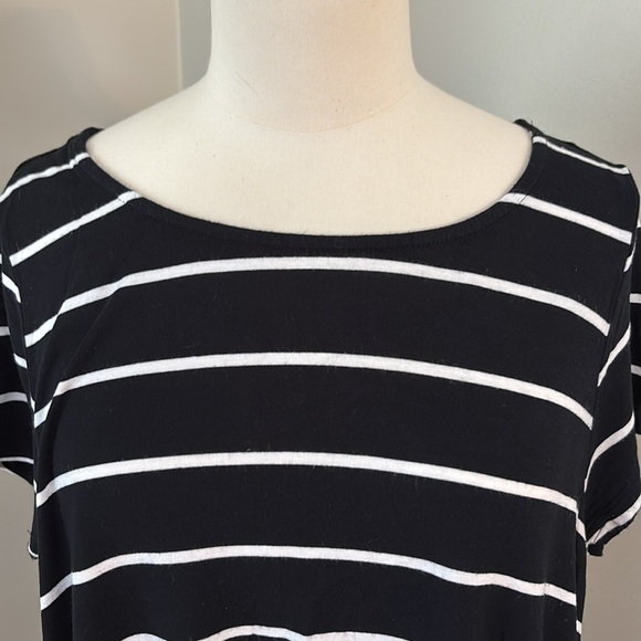 Strazzi Black and White Striped Tunic Length Tee with Sharkbite Hem Size L - Picture 3 of 7